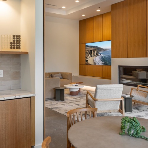 Timber Lounge with Kitchen, TV and Fireplace Timber Lounge with Kitchen, TV and Fireplace
